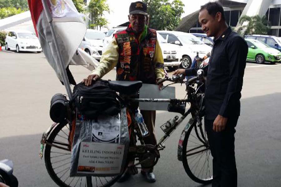 Mantap, Warga Aceh Ini Keliling Indonesia dengan Sepeda Ontel